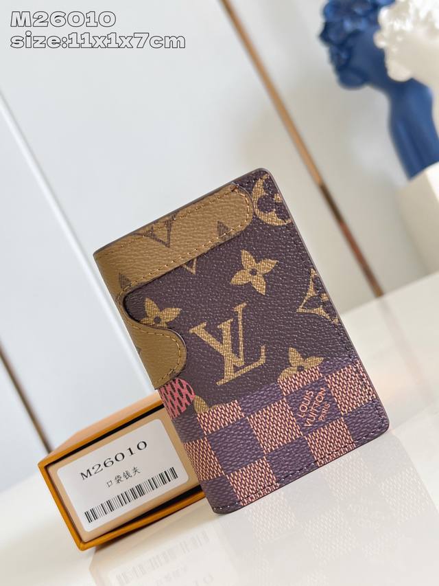 出厂价P 顶级原单 M26010 本款口袋钱夹出自 Monogram Landscape 系列，为 Monogram 帆布表面缝制 Monogram Rever