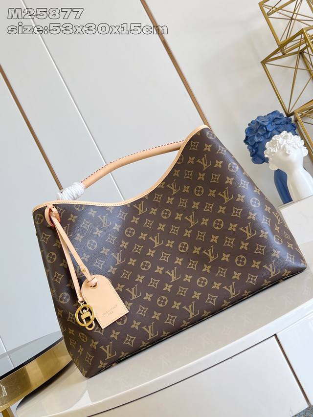 出厂价P 顶级原单 M25877 Damier Azur手袋以柔软的Monogram帆布制成，外观清新而富有女人味。搭配闪亮的金色黄铜配件和时尚别致的包饰，精美