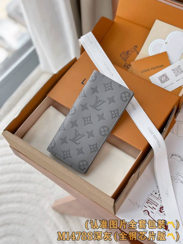 出厂价P M14788 深灰 A级全钢 个性化定制版！变码芯片、Brazza 钱夹 优雅的外观设计搭配 Monogram Shadow 牛皮革，此款十分柔软的B