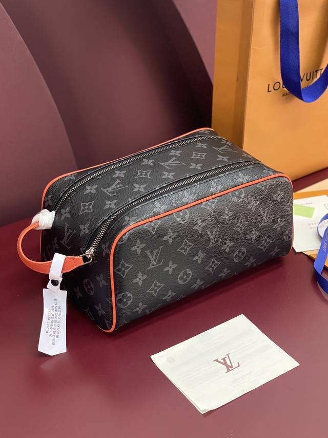 出厂价P M15246 黑花橙！芯片版！当季新款Dopp Kit 盥洗袋、本款 Dopp Kit 盥洗袋取材 Monogram Eclipse 涂层帆布，以亮色