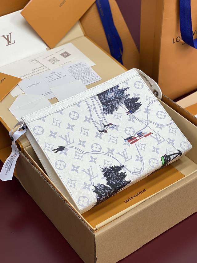 出厂价P 升级版本M61692 滑雪白！芯片版！Monogram Heritage 涂层帆布包裹印花牛皮内胆！主题焕新 Pochette Voyage 手袋设计