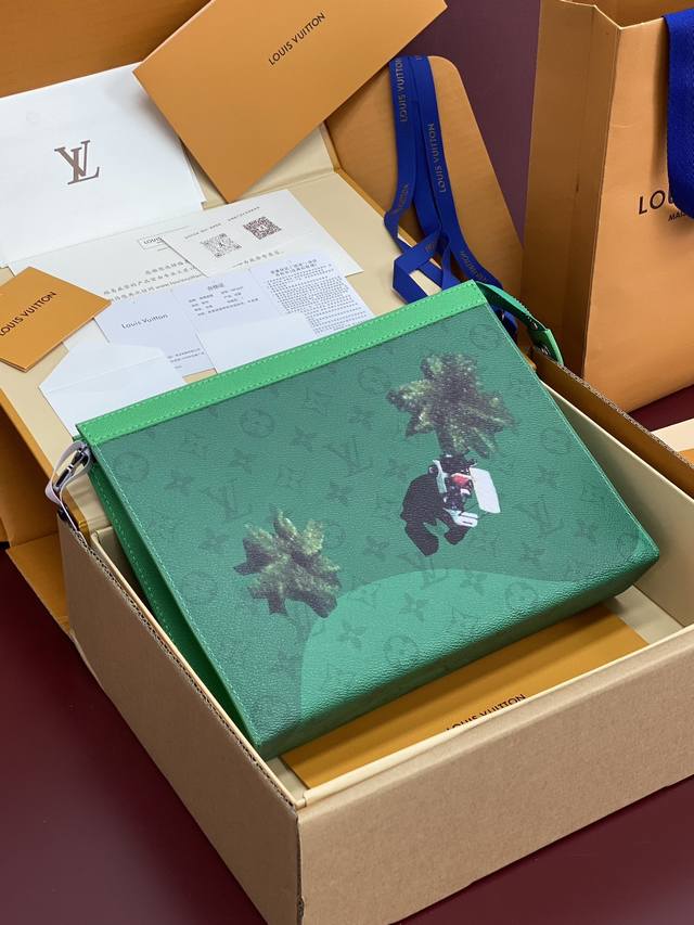 出厂价P 升级版本M61692 棒球绿！芯片版！Monogram Heritage 涂层帆布包裹印花牛皮内胆！主题焕新 Pochette Voyage 手袋设计