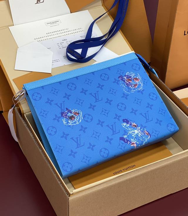 出厂价P 升级版本M61692 游泳蓝！芯片版！Monogram Heritage 涂层帆布包裹印花牛皮内胆！主题焕新 Pochette Voyage 手袋设计