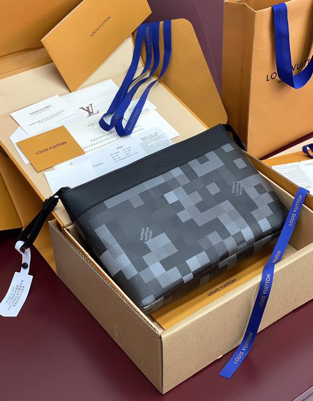 出厂价P 升级版本 M14926 芯片版！当季新款Pochette Voyage Souple 手拿包、本款 Pochette Voyage Souple 手拿