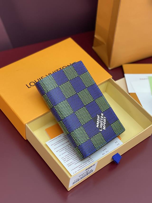 出厂价P N00168 蓝格 护照夹！這款品牌經典護照封套以Damier Heritage塗層帆布製作，並配以標誌性Monogram帆布襯裡。復古的 Marqu