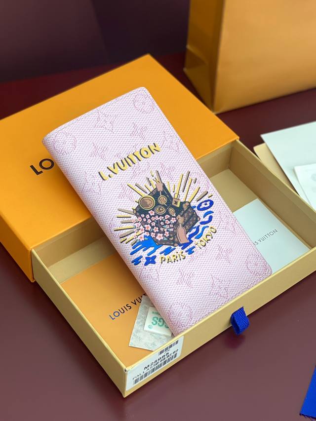 出厂价P M25985 硬箱粉!Brazza 钱夹!本款 Brazza 钱夹以 Monogram Heritage 涂层帆布包裹印花牛皮革内衬,以二战未其驻日美 出厂价P M25985 硬箱粉!Brazza 钱夹!本款 Brazza 钱夹以 Monogram Heritage 涂层帆布包裹印花牛皮革内衬,以二战未其驻日美