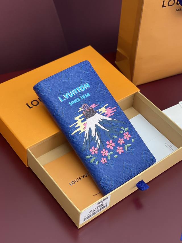 出厂价P M25985 富士山蓝!Brazza 钱夹!本款 Brazza 钱夹以 Monogram Heritage 涂层帆布包裹印花牛皮革内衬,以二战未其驻日 出厂价P M25985 富士山蓝!Brazza 钱夹!本款 Brazza 钱夹以 Monogram Heritage 涂层帆布包裹印花牛皮革内衬,以二战未其驻日