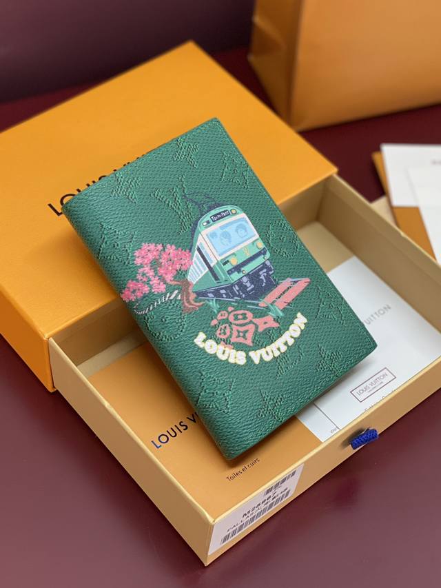 出厂价P M25967 火车绿！護照封套！這款護照封套以彩色Monogram帆布製造，綴以活潑的印花圖案。這款實用的配飾除了可放置護照外，也配有4個名片夾層，以