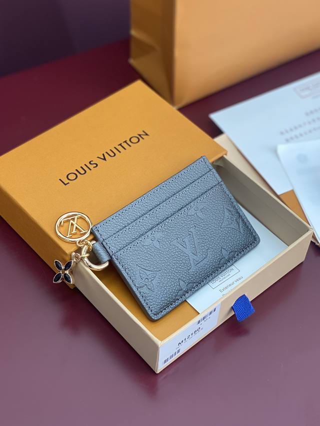 出厂价P M12180 珠光灰! 采用进口头层牛皮制作 Lv Charms 名片夾、這款Lv Ski系列的Lv Charms名片夾以 閃亮 效果注入高貴氣質,以 出厂价P M12180 珠光灰! 采用进口头层牛皮制作 Lv Charms 名片夾、這款Lv Ski系列的Lv Charms名片夾以 閃亮 效果注入高貴氣質,以