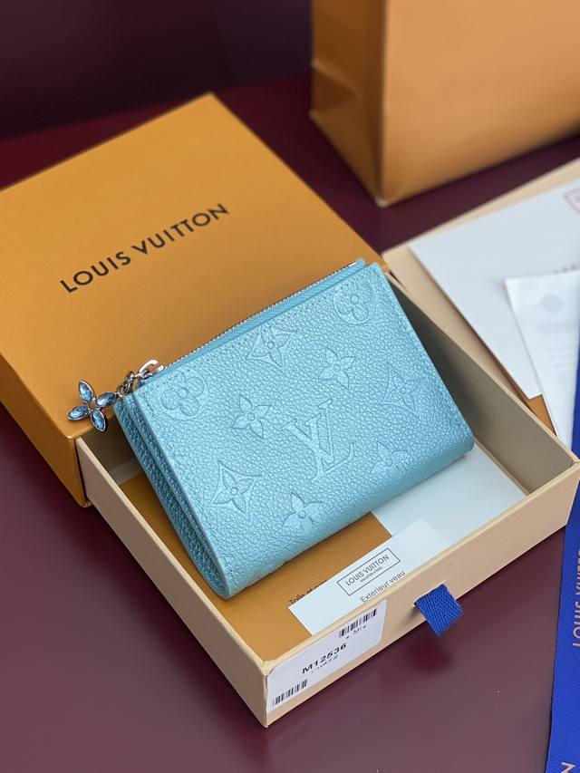 出厂价P M12536 珠光蓝！ 采用进口头层牛皮制作 Lisa 錢包、這款Lisa錢包以標誌性Monogram Empreinte皮革製成，其 閃亮 效果設計