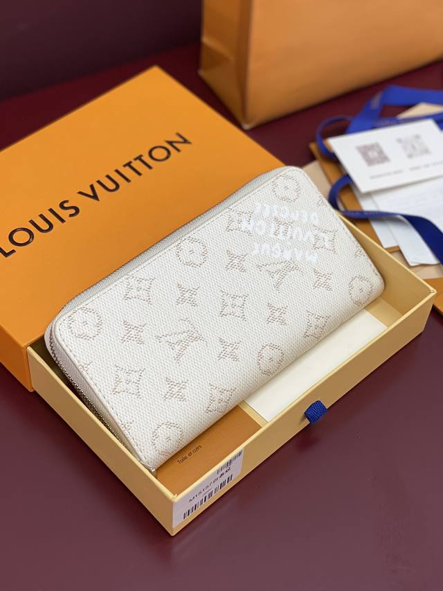 出厂价P M15157 白条统!Zippy 拉链竖款钱夹 此款路易威登Zippy竖款拉链钱夹,由Monogram Eclipse帆布裁制而成,时尚而实用,存放携 出厂价P M15157 白条统!Zippy 拉链竖款钱夹 此款路易威登Zippy竖款拉链钱夹,由Monogram Eclipse帆布裁制而成,时尚而实用,存放携