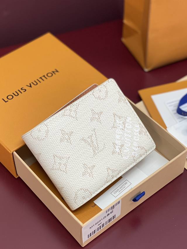 出厂价P M14691 白条纹！Multiple 錢包、這款Multiple錢包選用Monogram Heritage帆布製作，搭配對比色皮革襯裡，部分襯裡飾有