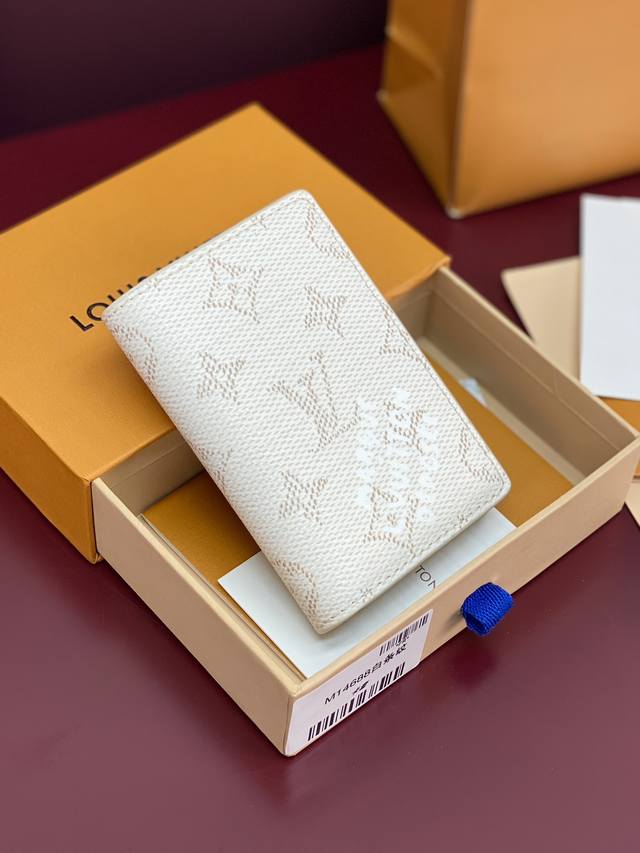 出厂价P M14688 白条纹！口袋钱夹！本款口袋钱夹为 Monogram Heritage 涂层帆布搭配牛皮革条纹内衬，以清新色调讲述远洋游轮的灵感启发。正面