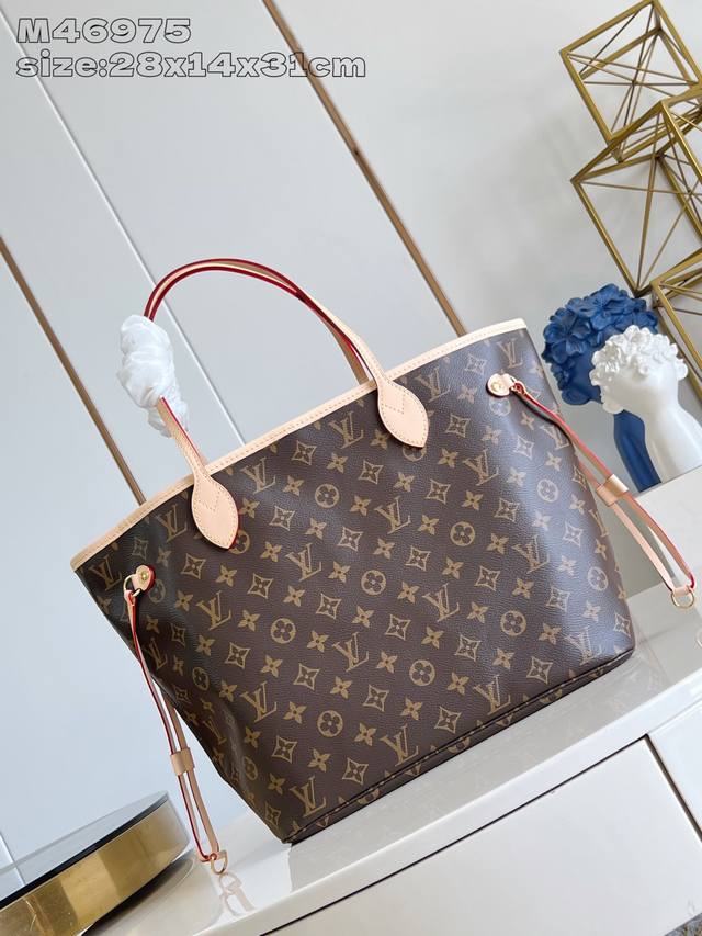 出厂价P 顶级原单 M46975 本款 Neverfull 中号托特包为柔软 Monogram 帆布勾勒牛皮革饰边，于宽敞构型融入缤纷织物内衬。两侧饰带无论束紧