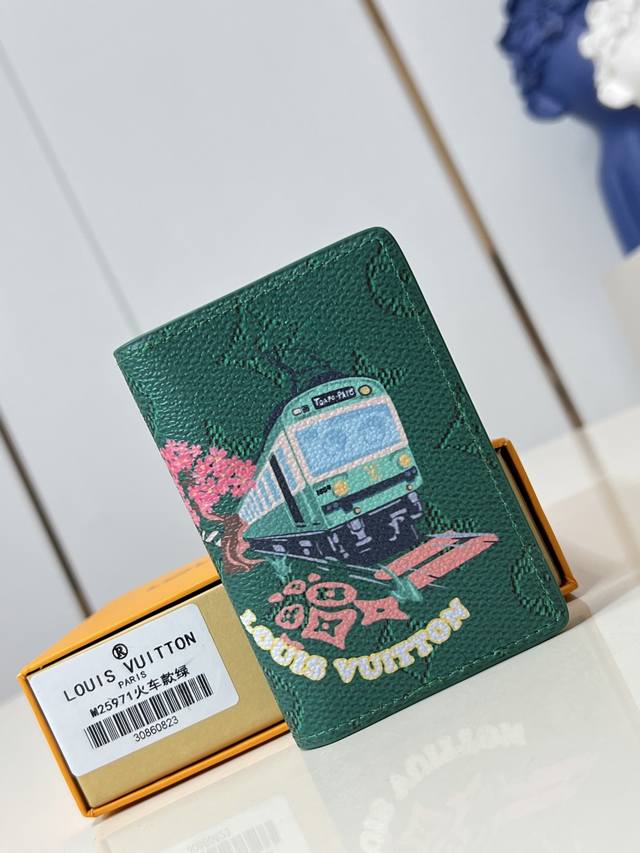 出厂价P 顶级原单 M25971绿 本款口袋钱夹以 Monogram 帆布包裹牛皮革内衬,再为缤纷和风图案融入路易威登标识,令经典设计流露别致气息。精巧构型囊括 出厂价P 顶级原单 M25971绿 本款口袋钱夹以 Monogram 帆布包裹牛皮革内衬,再为缤纷和风图案融入路易威登标识,令经典设计流露别致气息。精巧构型囊括