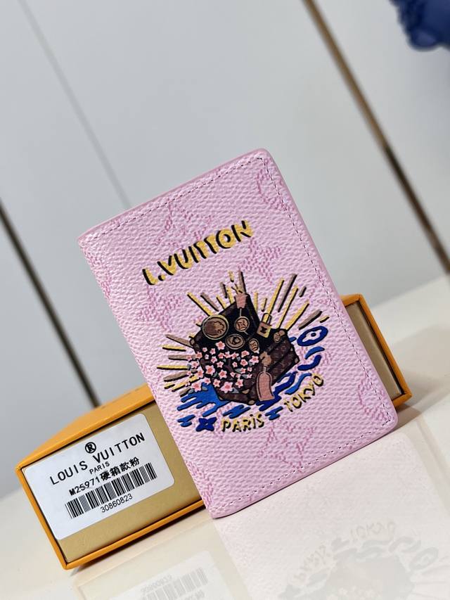 出厂价P 顶级原单 M25971粉 M25973 本款口袋钱夹以 Monogram 帆布包裹牛皮革内衬，再为缤纷和风图案融入路易威登标识，令经典设计流露别致气息