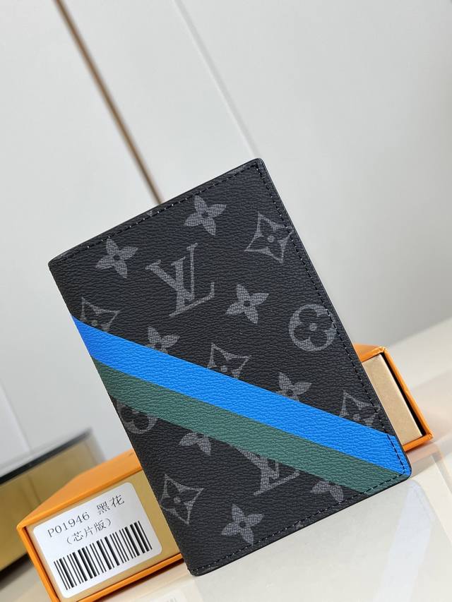 出厂价P 顶级原单 M01946黑花 现代旅行者的心仪配饰，此款涂层帆布材质的护照封套是时尚感与实用性的结合。配有四个信用卡插槽与两个便利口袋，快捷取用护照。1