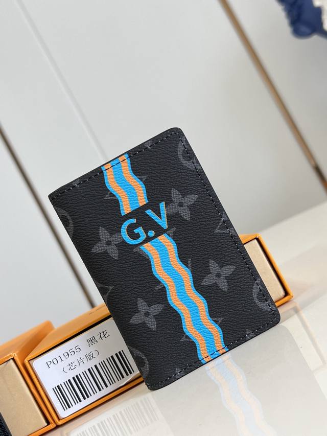 出厂价P 顶级原单 M01955黑花 本款口袋钱夹取材 Brushed Monogram 皮革,呈现褪色效果 Monogram 印花和做旧质感,致意牛仔长期使用 出厂价P 顶级原单 M01955黑花 本款口袋钱夹取材 Brushed Monogram 皮革,呈现褪色效果 Monogram 印花和做旧质感,致意牛仔长期使用