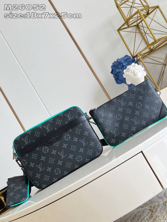 出厂价P 顶级原单 M26052 本款 Trio 邮差包取材 Monogram Eclipse 涂层帆布，以鲜明牛皮革彰显摩登风尚。拉链前袋固定于主隔层，肩带处