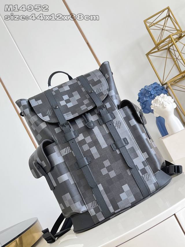 出厂价P 顶级原单 M14952 本款 Christopher 中号双肩包选用 Damoflage Black 帆布塑造摩登考究构型，并以像素效果重构经典 Da