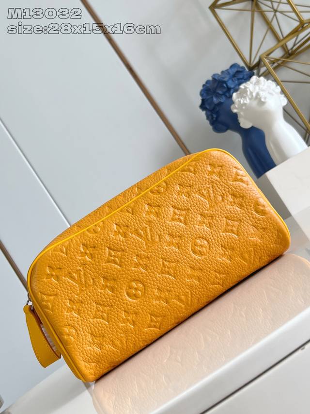 出厂价P 顶级原单 M13032黄 本款 Dopp Kit 盥洗袋选用 Monogram Eclipse 帆布，为 Monogram 爱好者带来内敛之选。充裕空