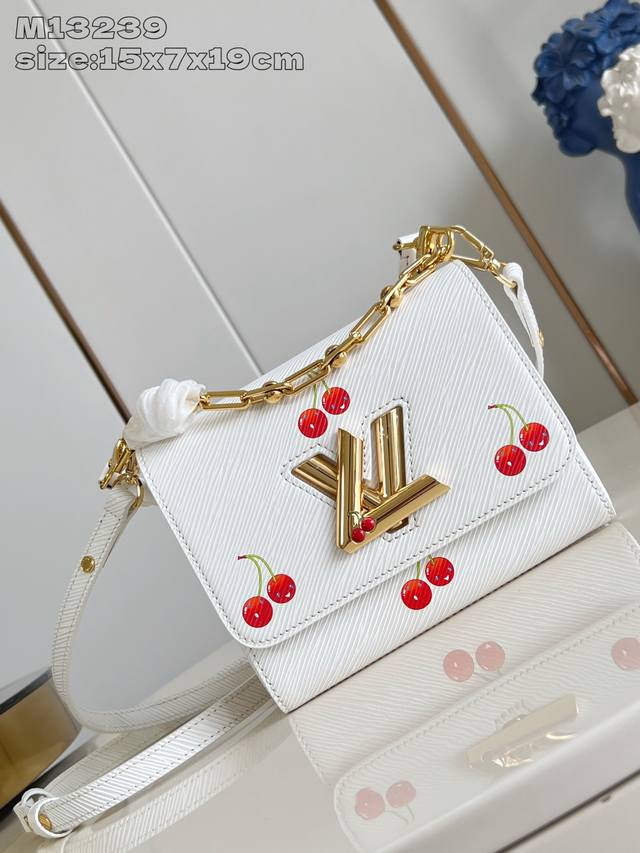 出厂价P 顶级原单 M13239 本款 Twist 小号手袋出自路易威登 X 村上隆复刻系列，以品牌 Epi 粒面牛皮革的细腻肌理映衬鲜活樱桃图案，彰显日本艺术