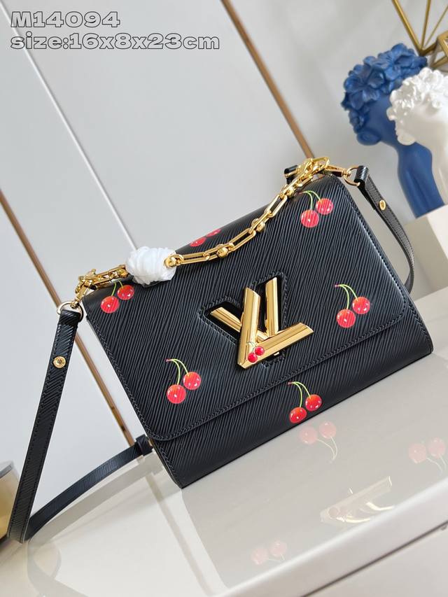 出厂价P 顶级原单 M14094 对版 本款 Twist 中号手袋以纹理丰富的 Epi 粒面牛皮革映衬灵动鲜活的樱桃图案，彰显日本艺术家村上隆标志性的趣味笔触。