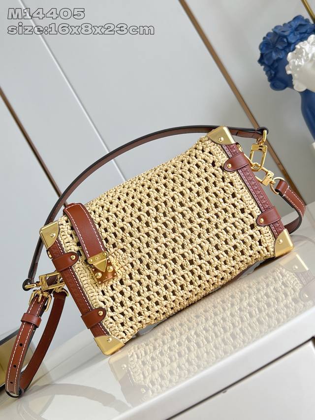 出厂价P 顶级原单 M14405 本款 Side Trunk 中号手袋以拉菲草传递南法闲适风情,再借牛皮革饰边和 S-Lock 锁扣讲述品牌复古硬箱的灵感启发。 出厂价P 顶级原单 M14405 本款 Side Trunk 中号手袋以拉菲草传递南法闲适风情,再借牛皮革饰边和 S-Lock 锁扣讲述品牌复古硬箱的灵感启发。