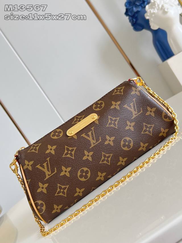 出厂价P 顶级原单 M13567老花 本款 Pochette Eva 手袋为品牌 Monogram 帆布搭配撞色皮革饰边，以别致笔触传递典雅风范。路易威登铭纹标