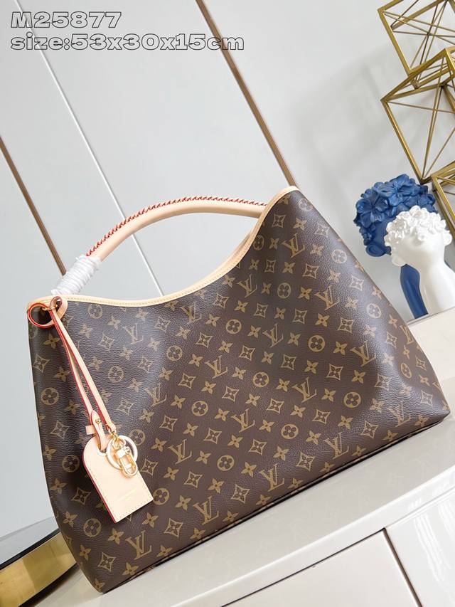 出厂价P 顶级原单 M25877 Damier Artsy手袋以柔软的Monogram帆布制成，外观清新而富有女人味。搭配闪亮的金色黄铜配件和时尚别致的包饰，精