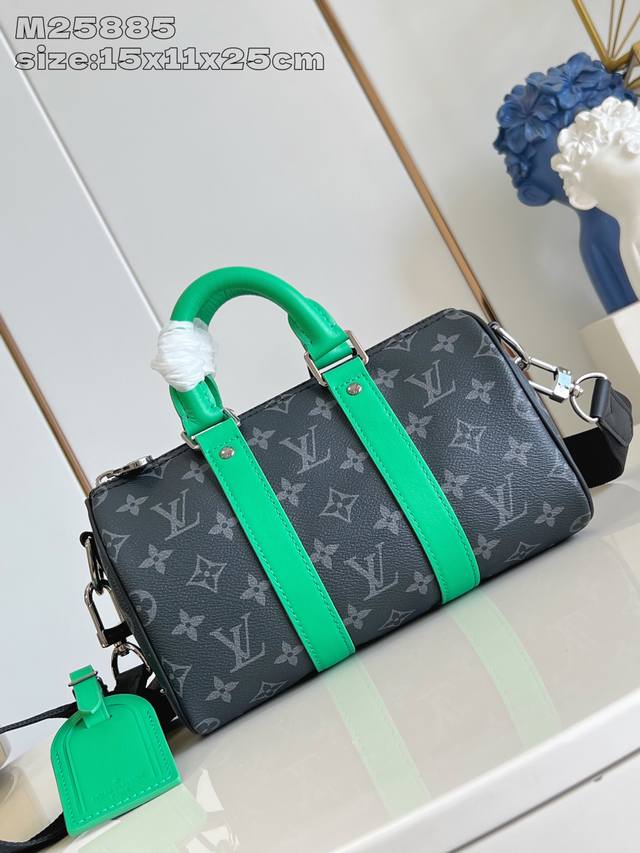 出厂价P 顶级原单 M25885 本款 Keepall BandoulièRe 25 手袋拥有 Monogram Eclipse 帆布的摩登风尚，搭配做旧金属件