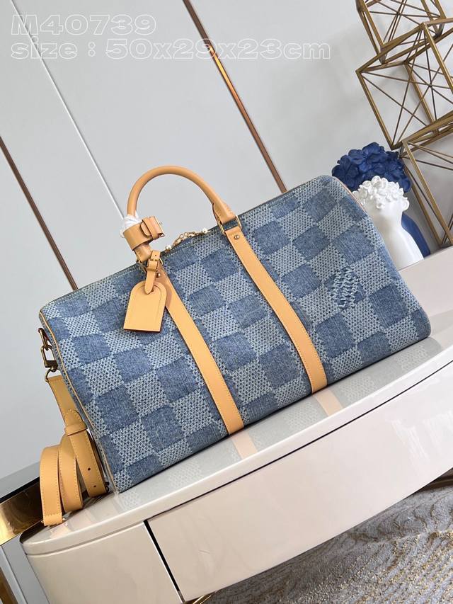 出厂价P 顶级原单 M40739 动芯 本款 Keepall BandoulièRe 50 旅行袋以 Damier Denim 3D 棉质帆布释放夏日气息。棉布