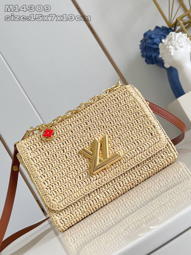 出厂价P 顶级原单 M14309 本款 Twist Slim 小号手袋凝聚法国蔚蓝海岸的悠闲格调,以创意笔触印证品牌精湛匠艺。拉菲草包身融入撞色皮革饰边和标志性 出厂价P 顶级原单 M14309 本款 Twist Slim 小号手袋凝聚法国蔚蓝海岸的悠闲格调,以创意笔触印证品牌精湛匠艺。拉菲草包身融入撞色皮革饰边和标志性