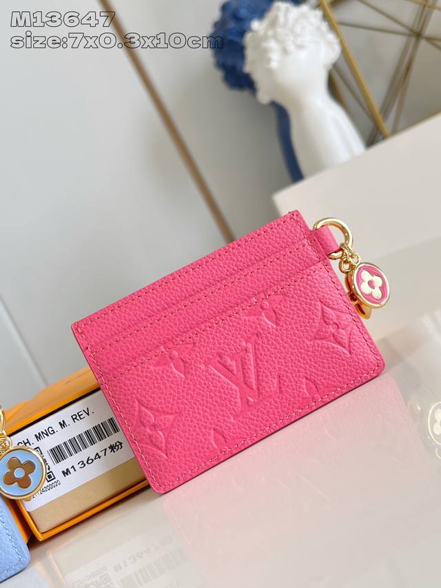 出厂价P 顶级原单 M13647粉 本款 Lv Charms 卡夹出自 Lv Ski 系列，可为任意配饰注入一抹亮色。Monogram Empreinte 皮革