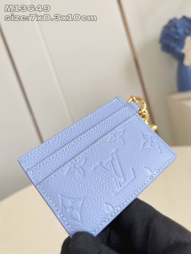 出厂价P 顶级原单 M13649蓝 本款 Lv Charms 卡夹出自 Lv Ski 系列，可为任意配饰注入一抹亮色。Monogram Empreinte 皮革