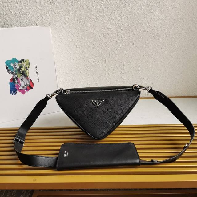 顶级原单 新款双子包2Vh157这款双子包采用进口小牛皮和十字纹牛皮组合设计。由2个三角包组合成,非常独特,又可以拆卸分开背。最爱的是肩带小手色包 又可拆卸。格 顶级原单 新款双子包2Vh157这款双子包采用进口小牛皮和十字纹牛皮组合设计。由2个三角包组合成,非常独特,又可以拆卸分开背。最爱的是肩带小手色包 又可拆卸。格