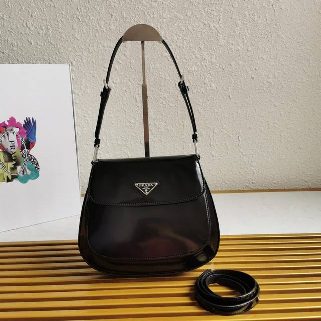 顶级原单 大号翻盖 双肩带新款中古腋下包 大号翻盖今年大火的翻盖中古款腋下包 一直很受欢迎 ，这款双肩带设计实用性太棒了又可肩背 斜跨，太爱了，全皮细腻光滑 异