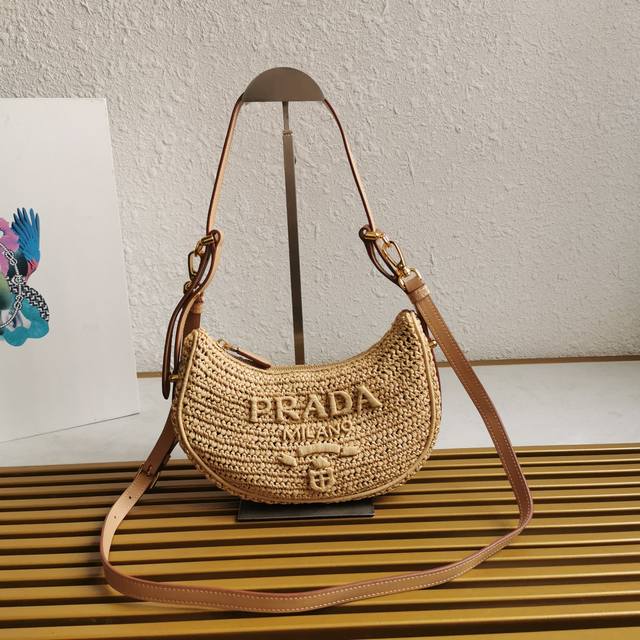 顶级原单 新款编织月亮包款号：1Bc194以富有曲线魅力的半月廓形为特色，拉菲草面料赋予其结构感和独特性。以更为精致的设计重新演绎，充满夏日情调，巧妙加入手柄和