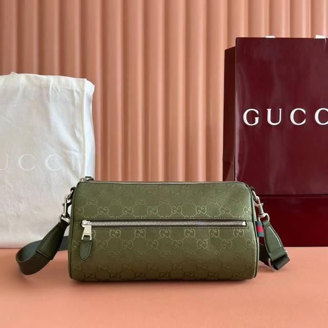 Gucci新款专柜品质，顶级原单货，实物实拍！款号834455绿布。尺寸：30X高16X侧宽16。出货啦！