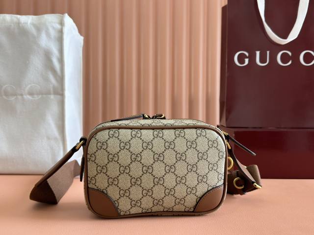 Gucci新款专柜品质,顶级原单货,实物实拍!款号821217啡棕。尺寸:宽19X高12.5X侧宽7。出货啦! Gucci新款专柜品质,顶级原单货,实物实拍!款号821217啡棕。尺寸:宽19X高12.5X侧宽7。出货啦!