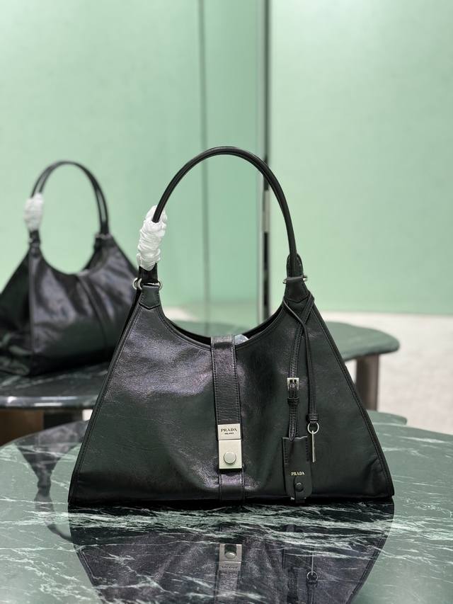 大号 春夏最新走秀款,几何线条与精致匠心细节,是这款柔美体量手袋的亮点所在。梯形廓形配以纤长手提柄,亦可作为单肩包轻松肩背。竖向锁扣的设计灵感源自档案库,皮革镜 大号 春夏最新走秀款,几何线条与精致匠心细节,是这款柔美体量手袋的亮点所在。梯形廓形配以纤长手提柄,亦可作为单肩包轻松肩背。竖向锁扣的设计灵感源自档案库,皮革镜