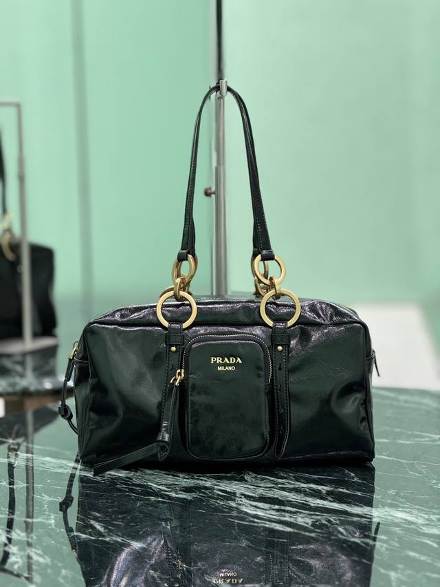 Soft Lux立方体手袋 大号 这款单肩包以柔和油腊皮焕新诠释设计，复古金属五金配件与典藏元素拉链口袋，彰显复古魅力。又可肩背和手提，容量空间大。尺寸：长30