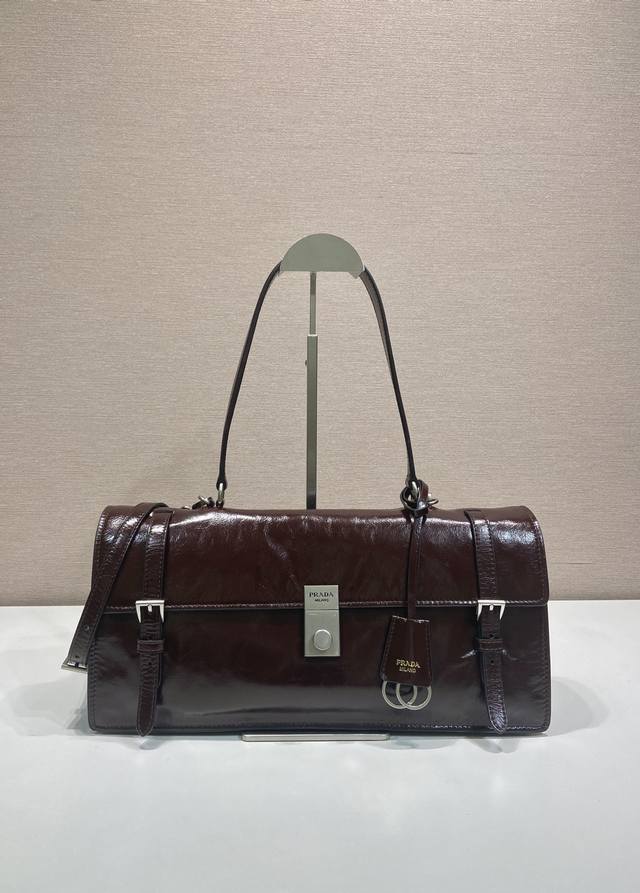 特级原厂新款笔筒包1Bn024大号这款皮革手袋灵感源自挺括正式的公文包，质感细腻亮泽，以全新态度重释经典办公风格廓形。采用精致柔和细节设计，为包袋的经典造型更添