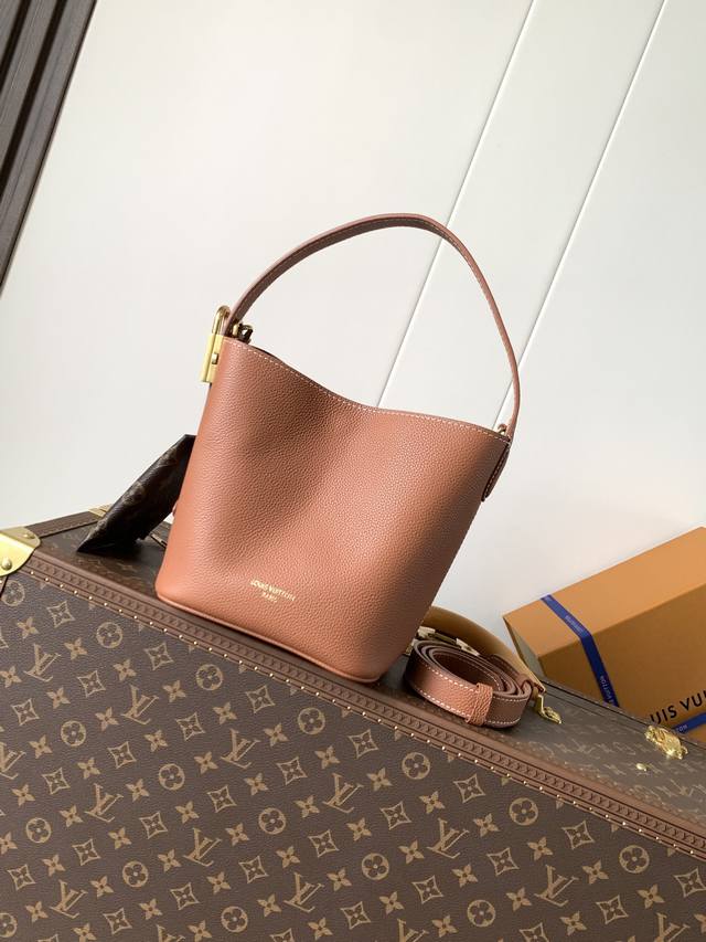 出厂价P 顶级原单，变码芯片M25543黑色，M14416棕色正品开发，对版系列本款 All In Bb 手袋出自 Low Key 系列，采用粒面牛皮革塑造紧凑