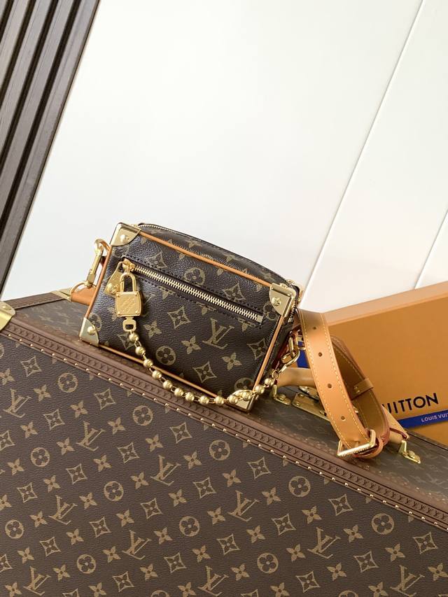出厂价P M14729 顶级原单 变码芯片163C 本款 Mini Soft Trunk 手袋糅合 Monogram 涂层帆布和牛皮革饰边，再搭配莹泽珠链。崭新
