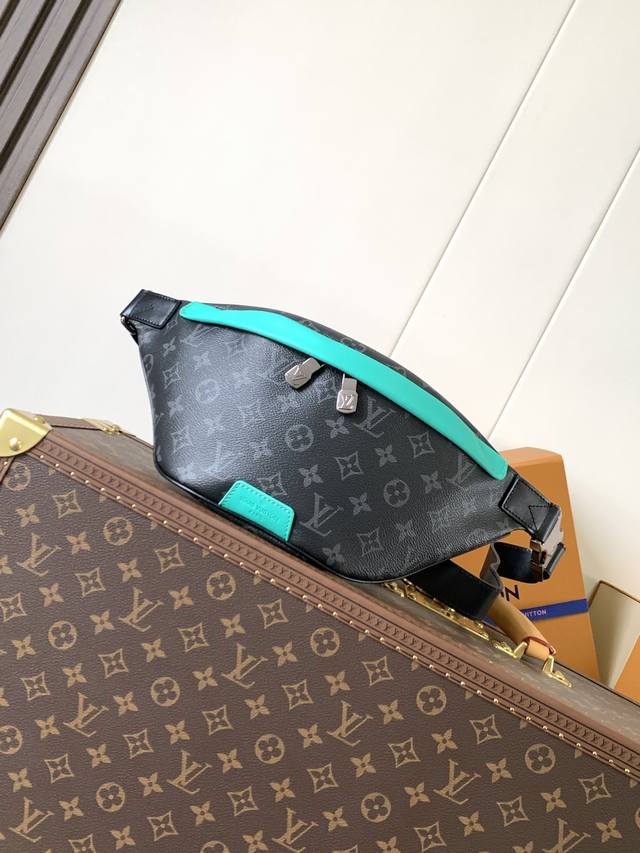 出厂价P M25924 顶级原单 变码芯片163C 本款Discovery腰包取材Monogram Edipse帆布，搭配明丽皮革元素和做旧金属件，再以双拉链开