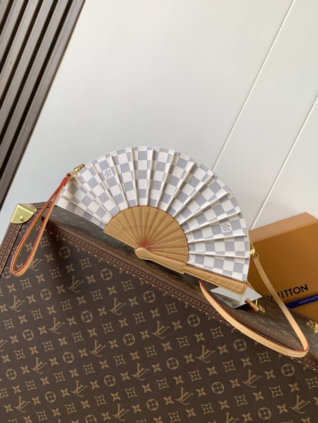 出厂价P 顶级原单，变码芯片M14804Lv Fan 手袋取材 Monogram 帆布，以别致设计亮相 2025 春夏秀场，成就收藏家之选。皮革之上点缀 Mon