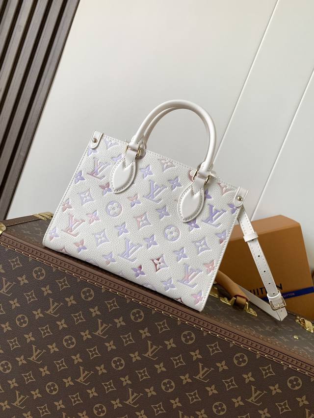 出厂价P 顶级原单，变码芯片M25770本款 Onthego 小号手袋出自 Dream 系列，以典雅设计点亮各式造型。Monogram Empreinte 皮革