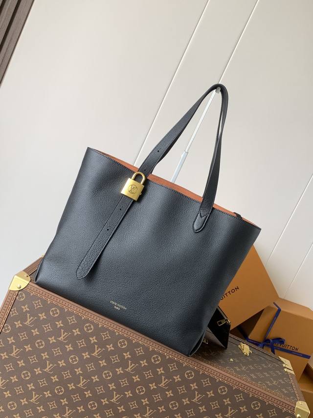 出厂价P 顶级原单,纯钢五金 变码芯片M25341黑 M25342棕 M25343绿本款 Low Key Cabas 中号手袋以柔软粒面牛皮革包裹绒面皮革内衬, 出厂价P 顶级原单,纯钢五金 变码芯片M25341黑 M25342棕 M25343绿本款 Low Key Cabas 中号手袋以柔软粒面牛皮革包裹绒面皮革内衬,