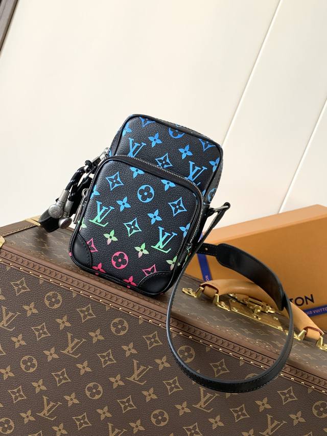 出厂价P M13898 顶级原单 变码芯片163C 在其最新系列中，Pharrell Williams 重塑了 80 年代的 Amazone 斜挎包，以奢华细节